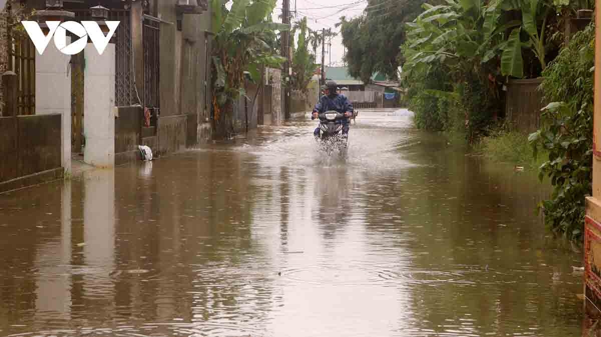 Flooding threatens central Vietnam as residents scramble to evacuate homes